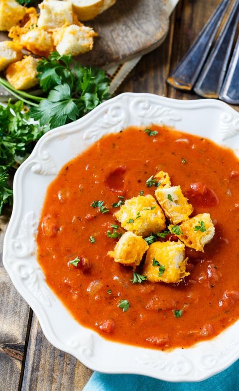 Chunky Tomato Soup with Cheese Croutons Chunky Tomato Soup Recipe, Chunky Tomato Soup, Soup With Cheese, Whole30 Soup Recipes, Tomato Bisque Soup, Health Soup, Spicy Southern Kitchen, Bisque Soup, Cheese Croutons