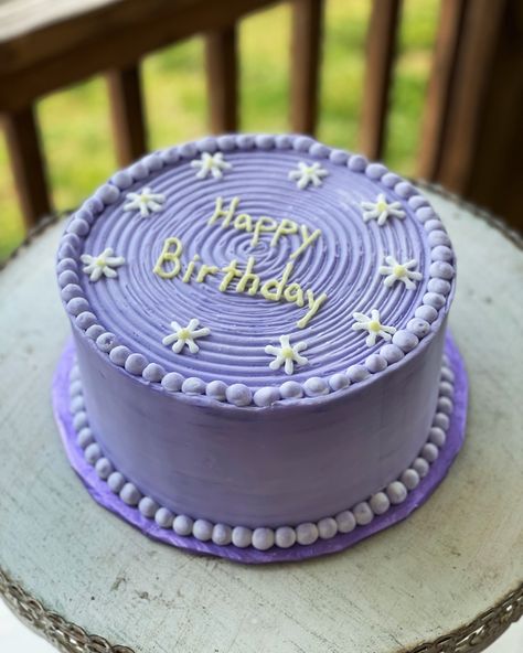 Purple Daisy Cake, Daisy Cakes, Purple Daisy, Food Projects, Birthday Decorations, Daisy, Pastel, Purple, Cake