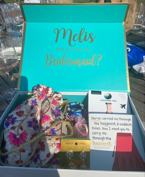 Bridesmaid proposal boxes with Indian themed gifts and trinkets inside Bridesmaid Gift Boxes Indian, Indian Bridesmaid Box Ideas, Indian Bridesmaid Gifts, Indian Bridesmaid Gift Boxes, Indian Bridesmaid Proposal, Bridesmaid Proposal Indian, Desi Bridesmaid Boxes, Bridesmaid Hamper Ideas Indian, Dholki Props