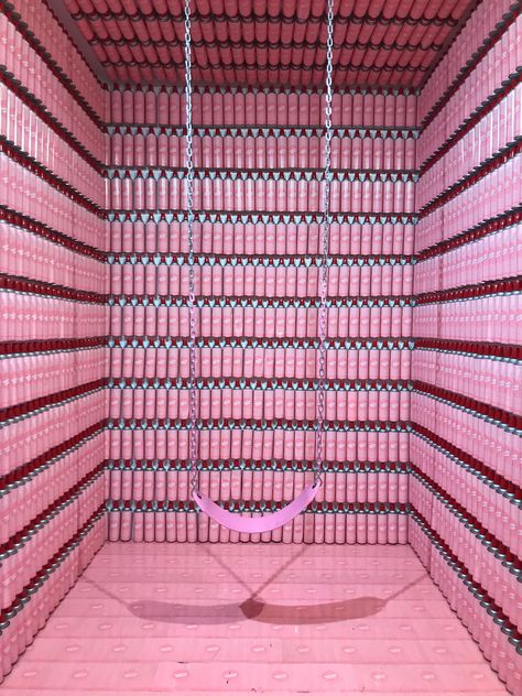 A pink swing inside a pink room - selfie opportunity at museum of ice cream Pink Museum Aesthetic, Pink Set Design, In Store Activation, Pink Museum, Pink Art Installation, Pink Window Display Visual Merchandising, Today's Inspiration, Museum Of Ice Cream, Tumblr Rooms