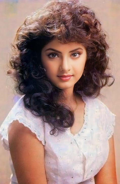 Divya Bharti Hd Photo, Divya Bharati, 90s Bollywood Actress, Divya Bharti, Ideal Face, Neetu Singh, Bollywood Makeup, Jassi Gill, Rani Mukherjee