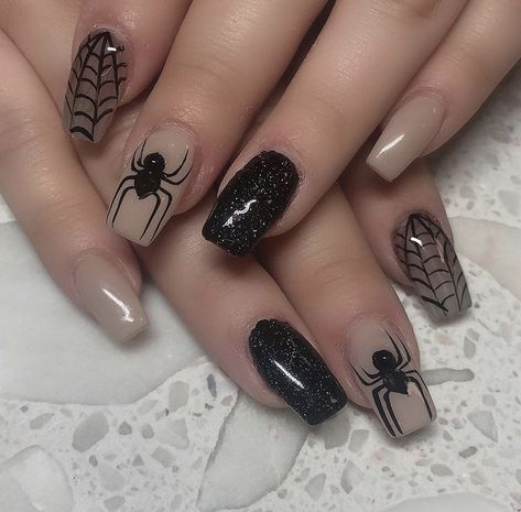 Gel Nails Ideas Short Goth, Short Black Nails Halloween, Gothic Nail Art Short, Short Horror Nails, Grunge Halloween Nails, Emo Halloween Nails, Cute Emo Nails, Short Acrylic Nails Halloween, Uñas Dark Aesthetic