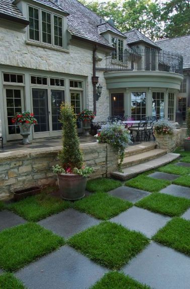 Design Per Patio, Grass Pavers, Formal Garden Design, Home Designs Exterior, Urban Garden Design, Pavers Backyard, Raised Patio, Modern Fire Pit, French Doors Exterior