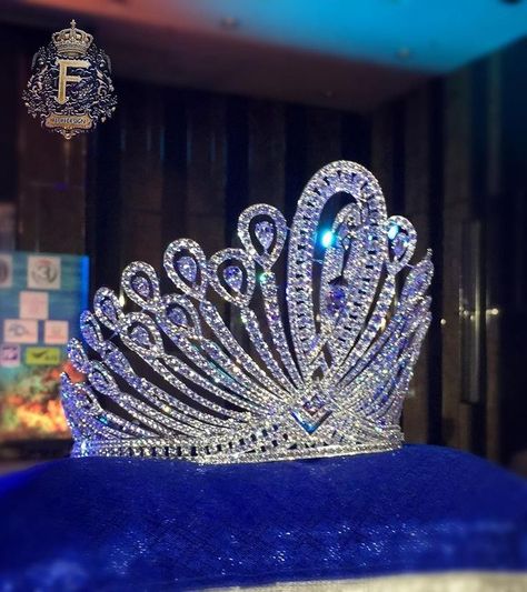 Crown Pageant, Disney Princess Jewelry, New Winter Collection, Crystal Crown Tiaras, Crown Aesthetic, Floral Evening Dresses, Pageant Crowns, Diy Crown, Crystal Bridal Tiaras