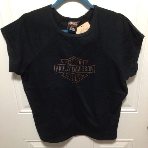 Nwt Harley Davidson Short Sleeve Top. Size Xl. Black With Traditional Logo On Front That Is Printed On. It Is From The Store In Nassau Bahamas And The Is Printed On The Middle Top Back In Silver. The Length From The Top Of The Shoulder To Bottom Is Approx 24” Harley Davidson Kids, Vintage Harley Davidson Shirt, 2000s Fashion Aesthetic, Harley T Shirts, Harley Davidson Baby, La Shirt, Harley Davidson Shirt, Tee Outfit, Vintage Shirts