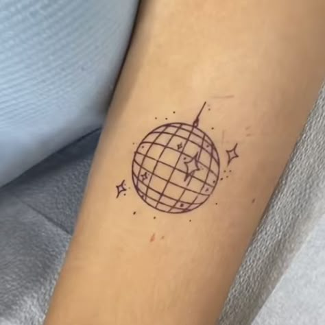 Mirrorball Tattoo Taylor Swift Minimalist, Mirrorball Tattoo Minimalist, Mirror Ball Tattoo Taylor Swift, Disco Ball Tattoo Simple, Mirror Ball Tattoo, Disco Ball Drawing, Mirrorball Tattoo, Disco Ball Tattoo, Taylor Tattoo