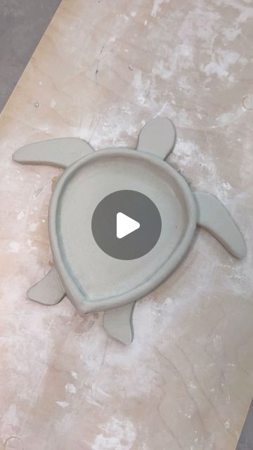 Sea Turtle Pottery Ceramics, Turtle Pottery Ideas, Turtle Clay Ideas, Ceramic Sea Shell, Air Dry Clay Tray Ideas, Clay Turtle Easy, Airdryclay Ideas Simple, Air Dry Clay Crafts Ideas, Sea Turtles Art