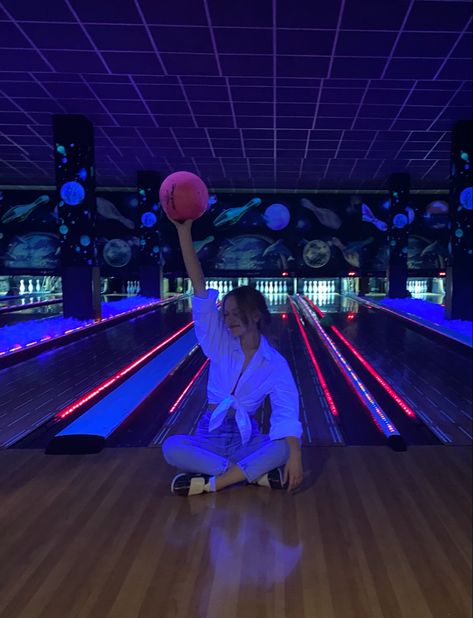 Outfit Ideas For Bowling, Bowling Photoshoot Picture Ideas, Bowling Pics Aesthetic, Bowling Poses Picture Ideas, Bowling Story Instagram, Bowling Picture Ideas, Bowling Photo Ideas, Aesthetic Bowling Pictures, Bowling Instagram Story