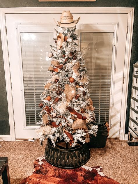 Cow Hide Christmas Tree, Hobo Christmas Decor, Western Flocked Christmas Tree, Rustic Western Christmas Decor, Diy Tall Christmas Tree, Christmas Western Decor, Boho Country Christmas Decor, Western Boho Christmas Decor, Christmas Tree Country Theme