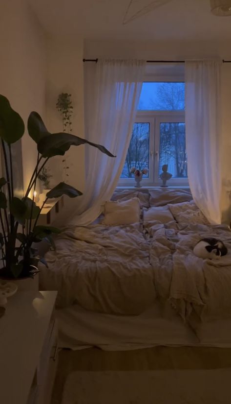 holayasmin on tiktok Apartment Bedroom Decor Men, Cozy Romantic Bedroom Ideas, Cozy Romantic Bedroom, College Apartment Bedroom Decor, Modern Minimalist Bedroom Design, College Apartment Bedroom, Cozy Bedroom Lighting, Modern Minimalist Bedroom, Comfy Bedroom