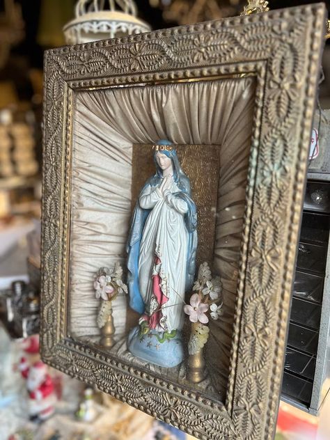 Antique Late 1800s MADONNA SHRINE SHADOWBOX Shrine Religious Chalkware Mary Johnstown Pennsylvania Flood - Etsy Mary Shrine, Virgin Mary Shrine, Johnstown Flood, Johnstown Pennsylvania, Catholic Relics, Shrines Box, Family Altar, Shrines Art, Catholic Crafts