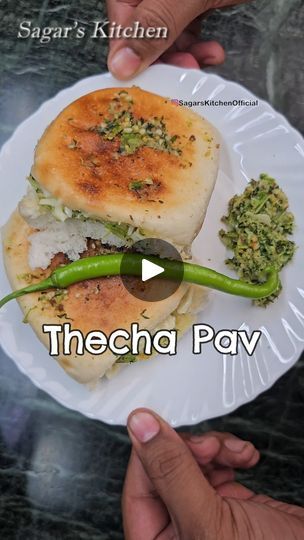 Thecha Pav Recipe, Starters Recipes Vegetarian, Thecha Recipe, Dabeli Recipe, Pav Recipe, Easy Peasy Recipes, Easy Brunch Recipes, Vegetarian Fast Food, Vegetarian Snacks Recipes