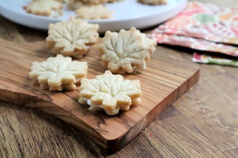 Recipe: Everyone will fall for these homemade maple leaf cookies Tiny Cookies, Maple Leaf Cookies, Maple Buttercream, Bite Size Cookies, Leaf Cookies, Maple Cream, Eat Something, Autumn Flavors, Shaped Cookie