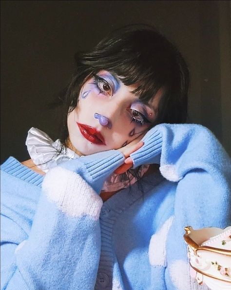 Blue And White Clown Makeup, Pink And Blue Clown Makeup, Clown Makeup Inspo Colorful, Circus Makeup Ideas, Clown Aesthetic Pfp, Clown Aesthetic Makeup, Halloween Makeup Ghost, Jester Makeup Female, Court Jester Aesthetic