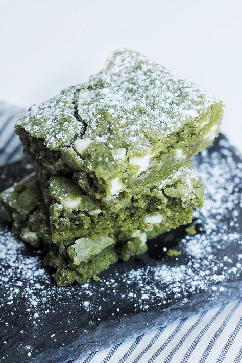 White Chocolate Matcha Brownies - Couple Eats Food White Chocolate Matcha, Matcha Brownies, Matcha White Chocolate, Matcha Dessert, Gooey Brownies, Matcha Tea Powder, Nutella Brownies, Matcha Recipe, Brownies Recipe