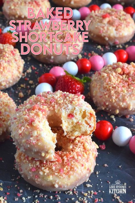 Strawberry Crunch Donut, Strawberry Shortcake Crumbs, Strawberry Donuts Recipe, Fairy Recipes, Strawberry Crunch Cake, Homemade Strawberry Shortcake, Doughnut Recipe Easy, Breakfast Donuts, Baking Vegan