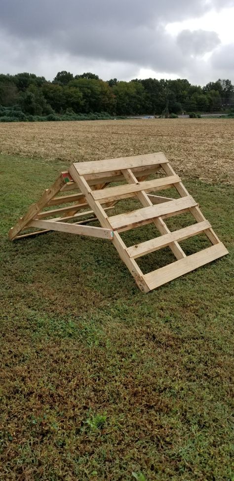 Diy Pallet Climbing Frame, Pallet Outdoor Toys, Diy Outdoor Climbing For Kids, Pallet Jungle Gym Diy, Pallet Rock Climbing Wall, Pallet Playground Ideas, Pallet Climbing Frame, Diy Kids Climbing Structure, Diy Toddler Climbing Structure