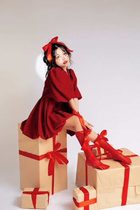 Simple Valentine’s Day Photoshoot, Christmas Inspired Photoshoot, Christmas Art Poses, Christmas Poses Drawing Reference, Christmas Birthday Photoshoot Ideas, Christmas Reference Photo, Fashion Photoshoot Concept, Christmas Poses Drawing, Christmas Fashion Photoshoot