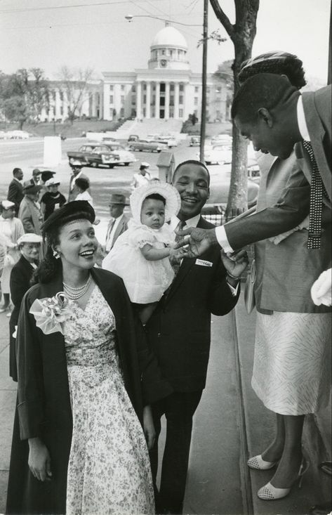 Martin Luther King Family, Bus Boycott, King Picture, Coretta Scott King, Dr Martin Luther King Jr, Montgomery Alabama, Dr Martin Luther King, Family Man, King Fashion