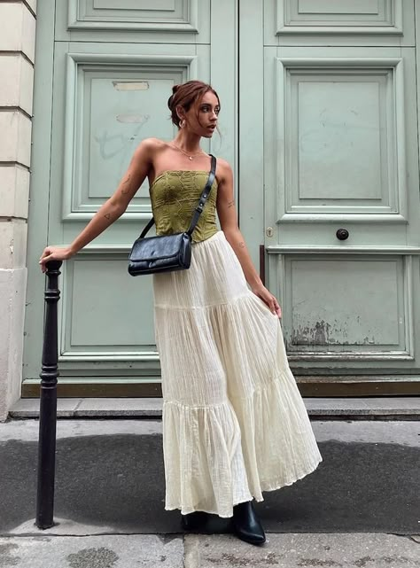 Europe Skirt Outfit, Barcelona Outfit Ideas Summer, Boho Maximalism Outfits, Long Beige Skirt Outfit, Hippie Elegante Boho Style, Outfit Roma, Paris Outfits Summer, Beige Skirt Outfit, Garden Outfit