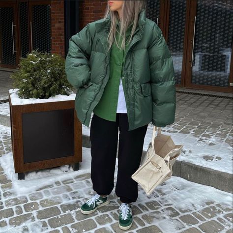 Puffer Jacket Women Outfits, Puffer Jacket Outfit Green, Puffer Outfits For Women, Green Puffer Outfit, Olive Green Puffer Jacket Outfit, Big Puffer Jacket Outfit, Green Sneakers Outfit, Winter Puffer Jacket Outfits, Puffer Jacket Street Style