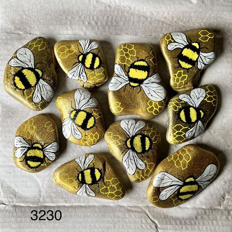 Bee Rock Painting, Bee Rocks, Painted Rocks Craft, Painted Rocks Diy, Painting Workshop, Pet Rocks, Kindness Rocks, Rock Painting Art, Rock Crafts