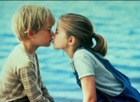 Sweetest kiss ever. The best kiss is the first kiss ♡ Children Kissing, Best Chick Flicks, Movie Kisses, Chick Flick, Macaulay Culkin, 90s Girl, Wild Love, Cute Couple Quotes, 90s Movies