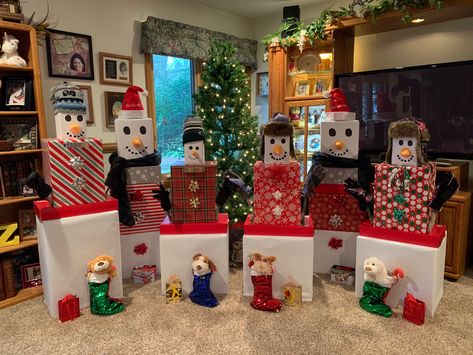 Christmas Gift Towers For Kids, Snowman Christmas Gift Tower, Reindeer Presents Tower, Santa Presents Under Tree, Snowman Presents Tower, Snowman Gift Tower Cute Ideas, Snow Man Present Tower, Snowman Gift Tower, Presents Under Tree