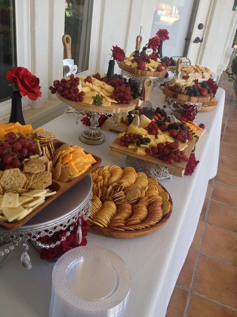 Cheese and cracker display. Wedding appetizers. Red flowers Reception Appetizers, Wedding Cheese, Appetizers Cheese, Appetizers Table, Wedding Appetizers, Wedding Food Ideas, Wedding Reception Food, Reception Food, Wedding Buffet