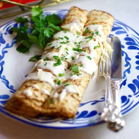 Chicken Crepes with Mushrooms Recipe Crepes Savory, Dinner Crepes, Dinner Party Entrees, Crepe Recipe Savory, Mushroom Crepe, Chicken Crepes, Mushroom Filling, Mornay Sauce, Crepe Recipe