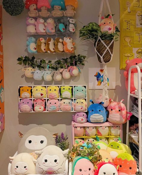 Plush Shelf Ideas, Squishmallows Shelf, Plush Collection Display, Squishmallow Net, Jellycat Display, Plushie Shelf, Plushie Storage, Squishmallow Room, Squishmallow Display