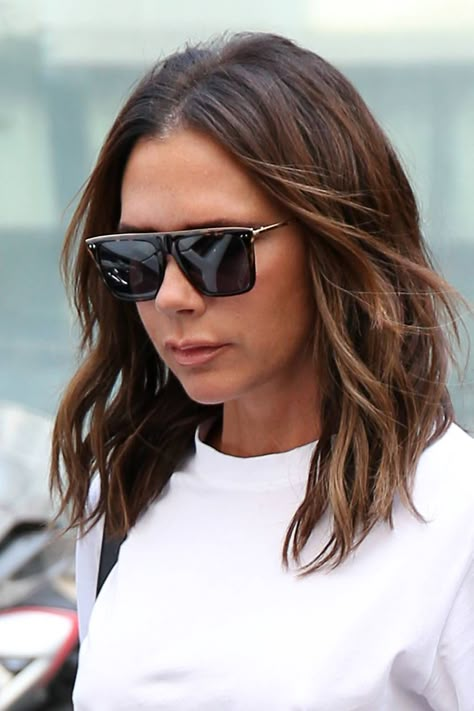 Victoria Beckham Long Bob, Victoria Beckham Hair 2024, Brown Bob Hairstyles, Choppy Lob Haircut, Victoria Beckham Hairstyles, Victoria Beckham Short Hair, Choppy Lob, Beckham Haircut, Viktoria Beckham