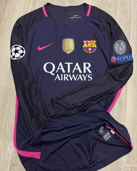 Check out the FC Barcelona 2016-17 Away 2 kit by Nike, worn in the 2016-17 La Liga season. Nike Football Kits, Barcelona Kit, Barca Jersey, Barcelona Photos, Messi Jersey, Barcelona Training, Barcelona 2016, Barcelona Shirt, Football Jersey Outfit