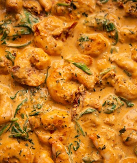 These Tuscan-style prawns are creamy, delicious and SO simple to make! Creamy Prawn Recipes, Creamy Prawn Pasta Recipe, Creamy Prawns, Creamy Prawn Pasta, King Prawn Recipes, Creamy Tuscan Shrimp, Roast Dinner Sides, Butter Prawn, Prawn Pasta