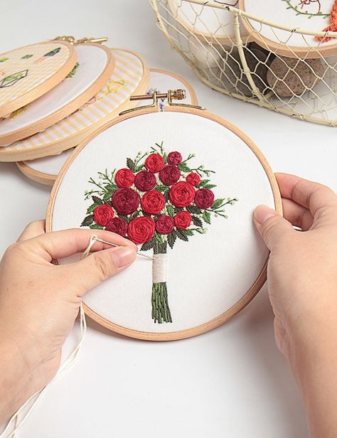 Rose Bouquet Embroidery, Embroidered Flower Bouquet, Mary Embroidery, 3d Flower Wall Art, Embroidery Bouquet, Clutch Bag Pattern, Art Mom, Bouquet Art, Embroidery Red