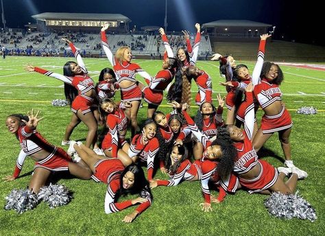 Cheerleading Picture Poses, Cheerleading Videos, Cheerleading Workouts, Cheer Games, Black Cheerleaders, Sideline Cheer, Cheer Posters, Cute Cheer Pictures, Cheer Athletics