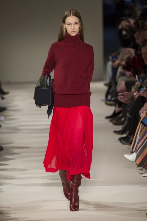 Wearable Runway Outfits Fall 2017 | POPSUGAR Fashion...Victoria Beckham Beckham Fashion, Street Mode, Victoria Beckham Style, 2017 Fashion Trends, Red Skirt, Looks Street Style, Winter Trends, 가을 패션, Mode Vintage