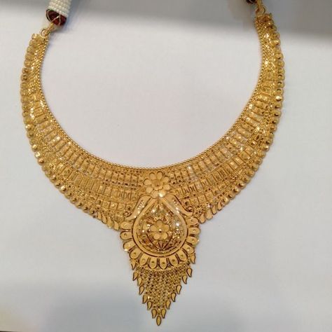 Nackles Design, Krishna Mandir, Indian Gold Necklace Designs, Amazing Dp, Engagement Videos, Gold Bracelet Simple, Delicate Gold Jewelry, Bridal Necklace Designs, Bridal Jewelry Necklace