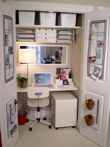 Obsessed with closet-offices right now. This one is probably a bit too small, but very lovely in its styling! Organized Home Office, Closet Desk, An Organized Home, Closet Office, Office Nook, Organized Home, Decor Ikea, Office Layout, Office Crafts