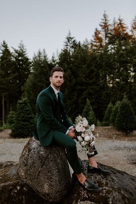 Colorful Groom, Green Wedding Suit, White Wedding Suit, Groom Wedding Attire, Emerald Green Weddings, Wedding Suits Groom, Emerald Wedding, Green Suit, Groom Outfit