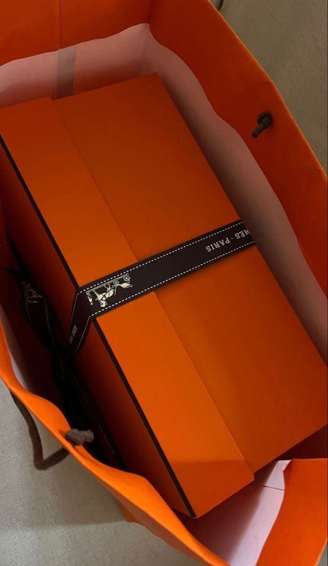 Hermes Store, Shopping Pictures, Wedding Card Frames, Alcohol Party, Luxury Birthday, Luxury Closets Design, Luxury Bags Collection, Story Ideas Pictures, Emotional Photography