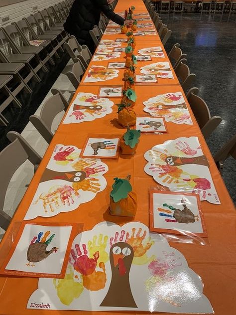 Thankgiving Setup Table Kids, Diy Kid Thanksgiving Placemats, Thanksgiving Centerpieces Diy Preschool, Thanksgiving Craft Centerpieces For Kids, Thanksgiving Craft Table Decor, Preschool Thanksgiving Table Centerpiece, Thanksgiving Place Mat Preschool, School Friendsgiving Ideas, Thanksgiving Feast For Preschoolers