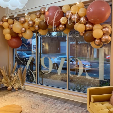 Grande Opening Ideas, Office Opening Party Decoration, Window Balloon Decoration, Store Grand Opening Decor Ideas, Grand Opening Ideas Business Decorations Boutique, Store Opening Balloon Decor, Grand Opening Ideas Business Decorations Salon, Store Front Balloon Garland, Window Balloon Garland