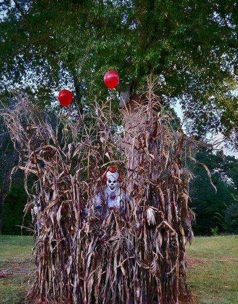 Halloween Hill Decorations, Spooky Decor Outdoor, Haunted Drive Thru, Scary Halloween Lawn Decorations, Best Outdoor Halloween Displays, Big Yard Halloween Decorations, Pennywise Themed Halloween Decorations, Halloween Hayride Decorations, Pennywise Yard Decoration