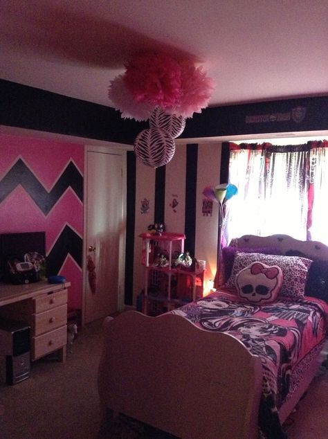 Monster High Themed bedroom Black White And Pink Decor, Monster High Themed Bedroom, Monster High Bedroom Aesthetic, Monster High Painting, Monster High Room Decor, Monster High Bedroom, Monster High Room, Girls Bedroom Sets, Hello Kitty Bedroom