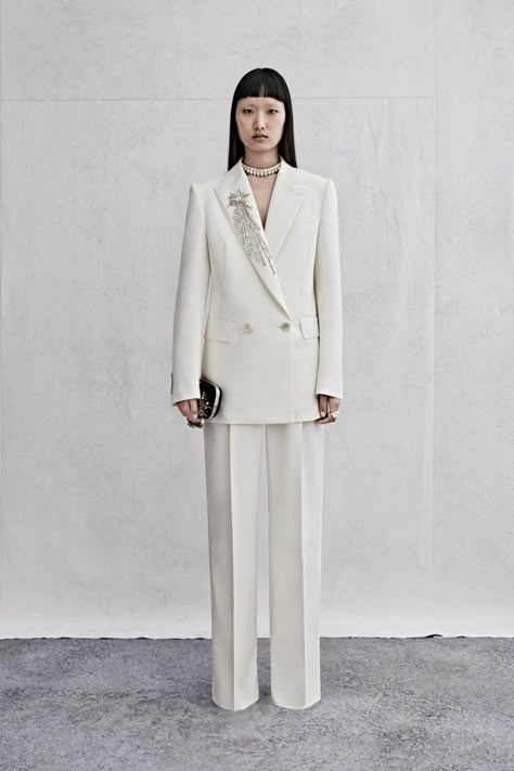 Alexander McQueen Resort 2023 Collection | Vogue Alex Mcqueen, Alexander Mcqueen Resort, Sleeveless Blazer Dress, 90s Trends, Alexander Mcqueen Fashion, Resort 2023, Sleeveless Blazer, White Suit, 2023 Collection