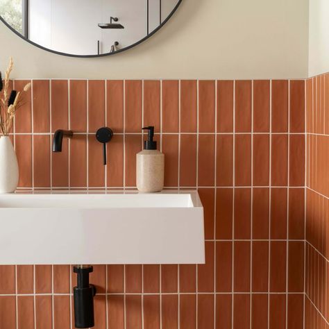 The Hamlet Orange tile boasts a contemporary orange colouring across a matt, bumpy surface that is guaranteed to add a touch of sophistication to any home. Ideal for both interior walls and floors, this versatile porcelain tile can be laid in a variety of unique and dynamic patterns thanks to its small, brick-style format. Colourful Grout Bathroom, Patterned Floor Bathroom, Rust Tile Bathroom, Tiled In Bath, Rust Orange Bathroom, Small Tiles Bathroom, Orange Bathroom Tiles, Small Tiled Bathroom, Orange Tile Bathroom