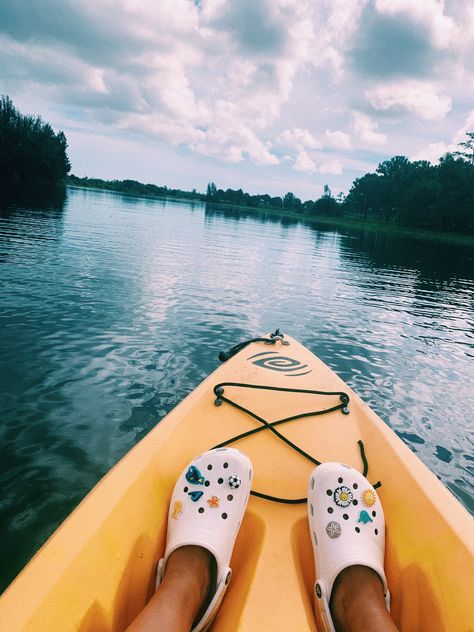 white crocs with Gibbets! Croc Jibbitz Ideas White Crocs, Croc Jibbitz Ideas Summer, Crock Gibbets, White Crocs With Jibbitz, White Crocs With Charms, White Crocs Jibbitz Ideas, Crocs Gibbets, Vsco Crocs, White Crocs Aesthetic