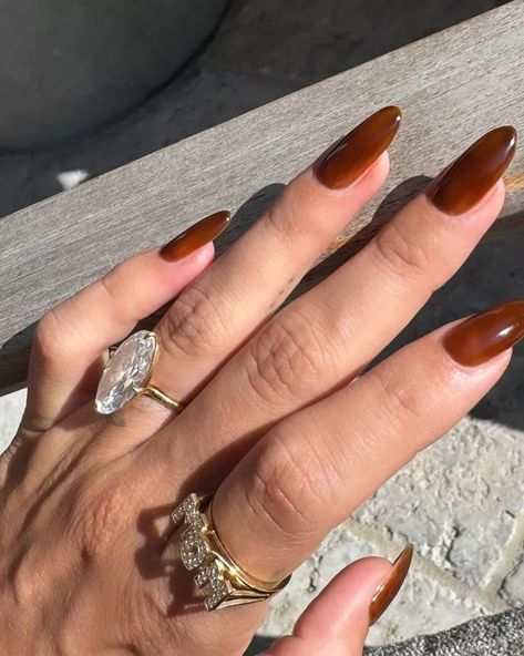 Chocolate Brown Nails are the New Black This Fall Pedicure Aesthetic, Christmas Nails Inspiration, Square Nails Ideas, Chrome Nails Art, Chrome Nails Ideas, Hailey Bieber Nails, Bieber Nails, Chanel Nails, Chrome Nail Art