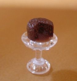 Mini Cake Stand, Miniature Bakery, Dollhouse Miniature Tutorials, Diy Miniatures, Make A Cake, Doll House Crafts, Doll House Miniatures, Dollhouse Projects, Glass Cake